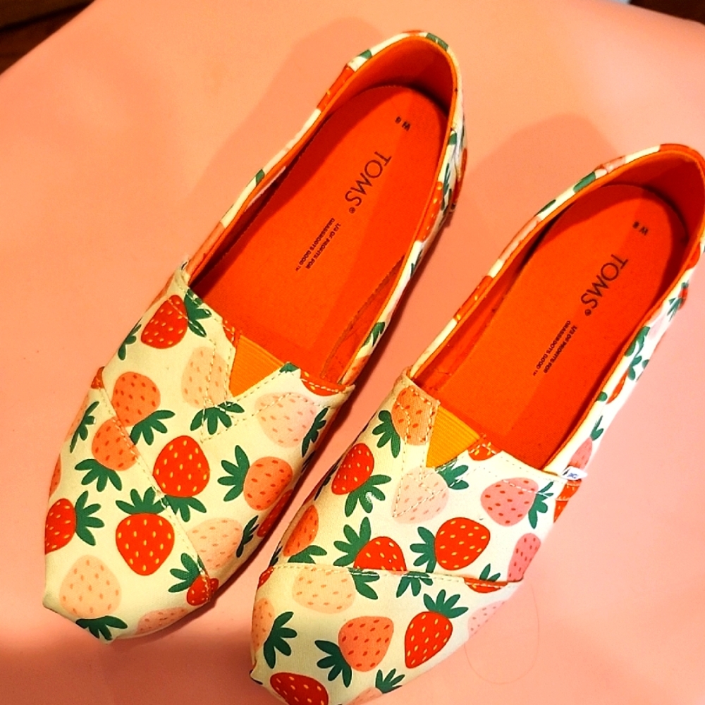 Tom's "Strawberries & Cream" print flats on Birch background, size 8M